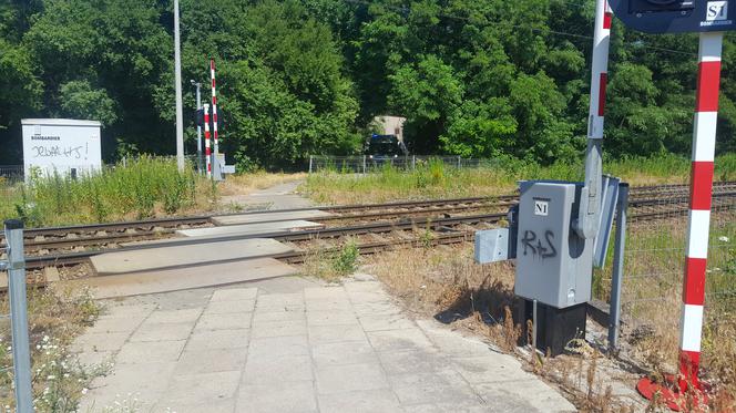 Pociąg potrącił mężczyznę przechodzącego przy zamkniętym szlabanie