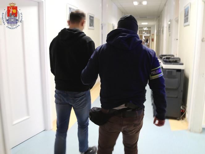 Złodziej samochodów z maską zatrzymany! Był poszukiwany, wpadł w centrum Warszawy
