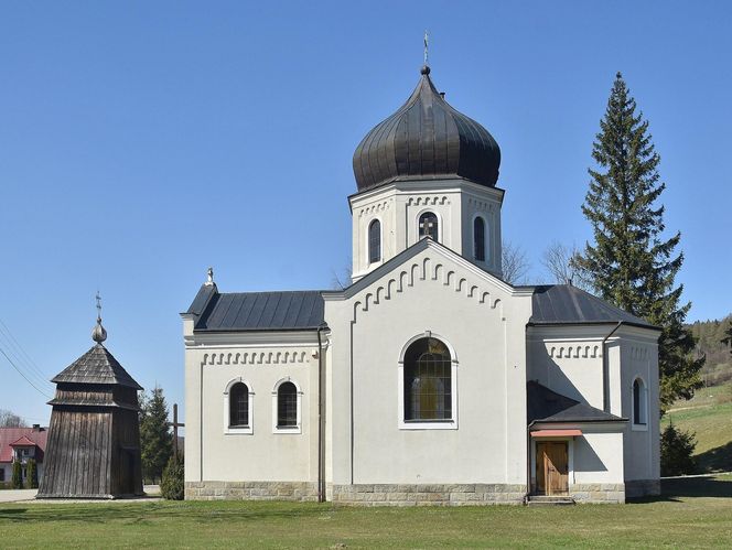 To dawna wieś królewska w Małopolsce. W pobliżu cerkwi wydobywano ropę naftową