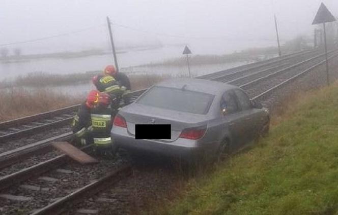 Gorzów: Samochód wypadł z drogi i wylądował na torach kolejowych