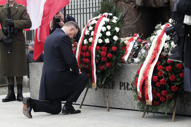 Warszawa. Prezydent Andrzej Duda złożył wieńce przed pomnikami Ojców Niepodległości