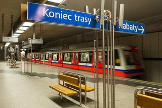 Warszawa: Panika w metrze! Pociąg stanął w ciemnym tunelu! Ludzie uwięzieni mdleją w wagonach! 