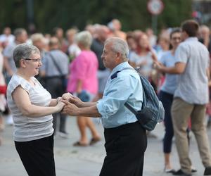 Potańcówki przed Teatrem Śląskim w Katowicach. Roztańczony Wyspiański porwał tłumy