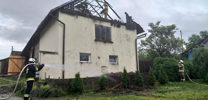 Gaboń. Piorun uderzył w dach budynku! Doszło do pożaru