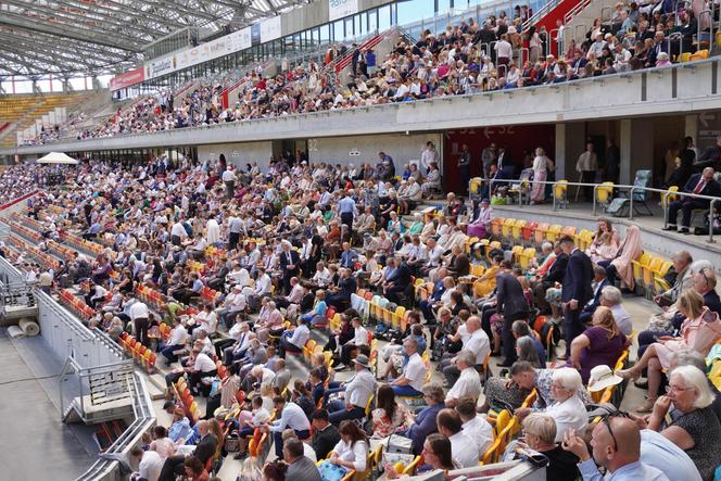 Kongres Świadków Jehowy Białystok 2024. Tłumy wiernych na Stadionie Miejskim