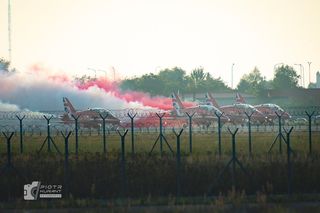 Wzruszający gest pilotów odlatujących z Radomia. Polska flaga na niebie dla „Slaba”