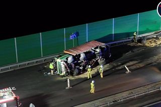 Wypadke na S7. Wjechał na remontowaną drogę. Wielka ciężarówka runęła na bok