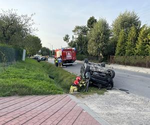 Zderzenie dwóch aut w Kraśniku. Jedno z nich dachowało