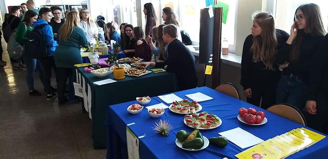 Tydzień Edukacji Globalnej. Uczniowie z XII LO posadzili symboliczne drzewo
