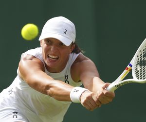 Iga Świątek - Caty McNally RELACJA NA ŻYWO i WYNIK. Polka walczy w Wimbledonie