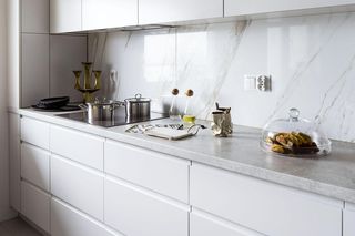 Pomysłowe triki do małej kuchni – idealna zabudowa