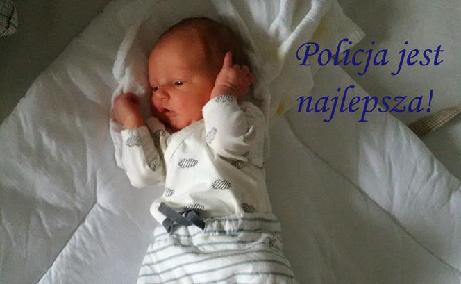 Mały Janek z rodzicami dziękują krakowskim policjantom