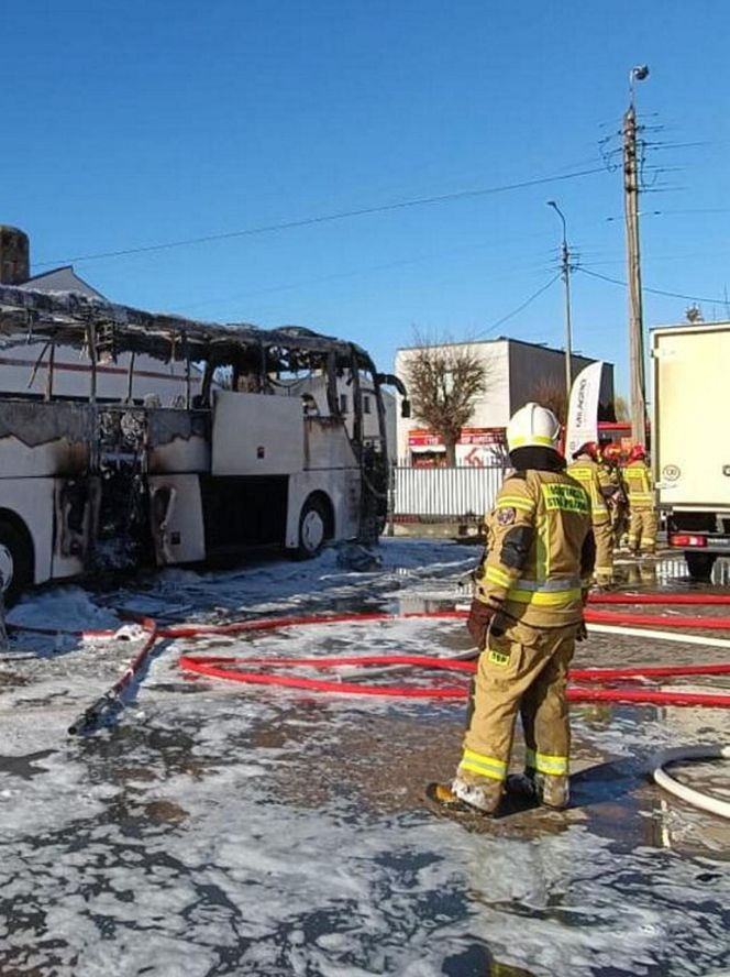  Konstantynów Łódzki. Pożar dwóch autokarów doprowadził do kłębów dymu nad miastem [ZDJĘCIA]