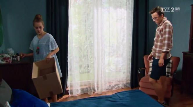 Barwy szczęścia, odcinek 1962. Kajtek (Jakub Dmochowski), Oliwka (Wiktoria Gąsiewska)