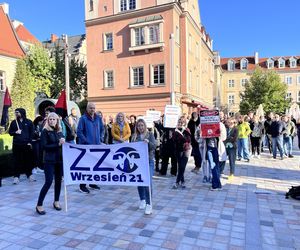 300 zł nie załatwia sprawy. Urzędnicy wyszli na ulice domagając się większych podwyżek