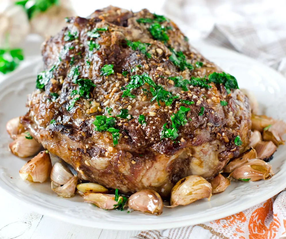 Szynka pieczona z czosnkiem i sosem pietruszkowym. Pomysł na świąteczny obiad wielkanocny