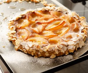 Przepyszna włoska tarta z ciasta francuskiego z gruszkami i ciasteczkami amaretto - zrobisz ją łatwiej niż myślisz!