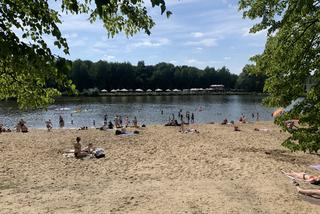 Piękna plaża w Katowicach i zakaz kąpieli w stawie