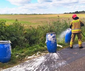 Porzucone beczki z niebezpieczną substancją przy drodze Susz-Kisielice