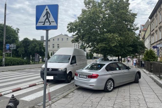 Zaparkował na przejściu dla pieszych, był pijany