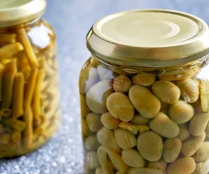 Bób kiszony i konserwowy. 2 sprawdzone przepisy na przetwory z bobu na zimę