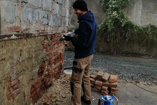 Co weekend ruszają z podbydgoskiego Czarża do Kłodzka. Odbudowują po powodzi dom wielopokoleniowej rodziny 