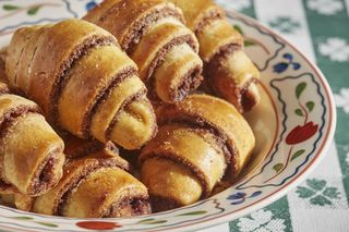 Przepis na rugelach. Słodka przekąska wypełniona po brzegi orzechowym nadzieniem
