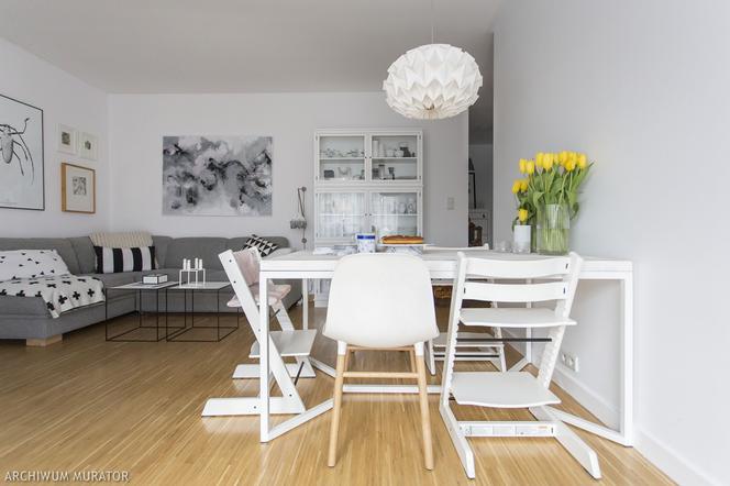 Rodzinny salon w stylu skandynawskim: jadalnia, biuro i kącik wypoczynkowy