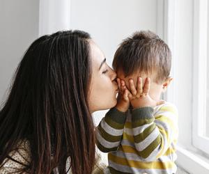 Nie wstydź się, daj cioci buziaka. Psycholog radzi, jak wesprzeć dziecko w takiej sytuacji 