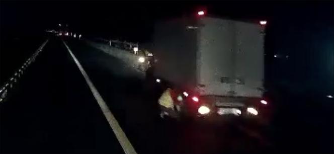 Za sekundę wjedzie w niego tir