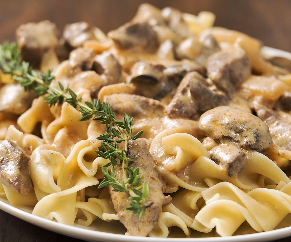 Stroganoff z polędwiczki wieprzowej. Treściwy obiad jednogarnkowy
