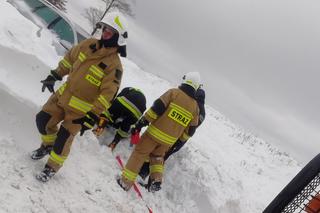 Śnieg zasypał auto 