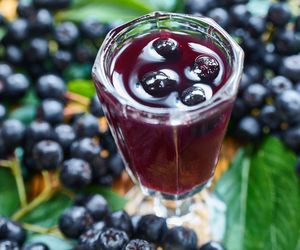 Prosta nalewka z aronii z liśćmi wiśni - z gotowaniem