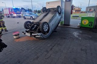 Kolizja na stacji paliw w Krobi. Osobówka przewróciła czterokołowiec [ZDJĘCIA]