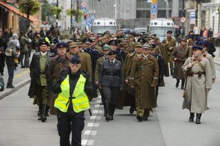 Katyński Marsz Cieni przeszedł przez Warszawę. Dreszcz na plecach gdy idą w ciszy