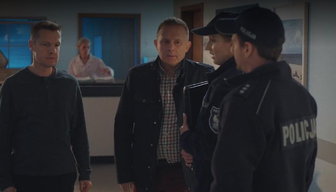 M jak miłość odc. 1876. Natalka (Dominika Suchecka), Adam Karski (Patryk Szwichtenberg), Paweł (Rafał Mroczek), Artur Rogowski (Robert Moskwa)