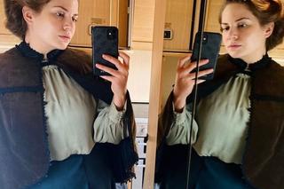 Polowanie na ćmy na planie. Hela Brzozowska (Melania Grzesiewicz)