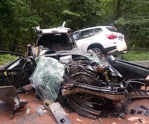 Czołowe zderzenie BMW i audi. Są poszkodowani i duże utrudnienia
