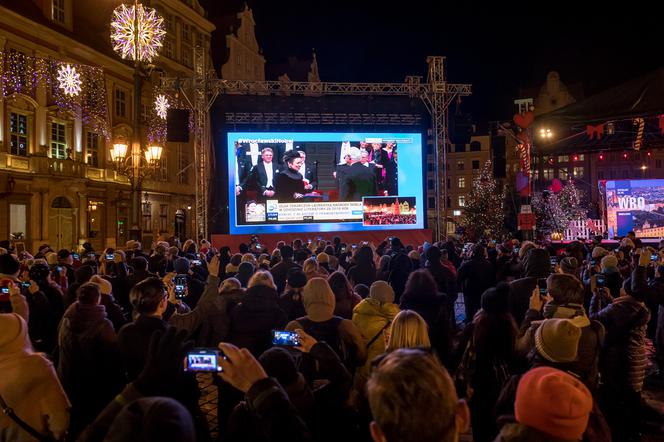 Tysiące osób oglądało relacje z wręczenia Nobla Oldze Tokarczuk, na wrocławskim rynku