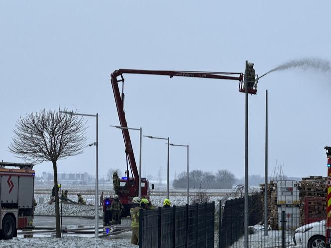 Potężny pożar pod Warszawą. Płonie hala wypełniona tworzywami sztucznymi