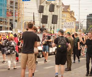 Studenci opanowali Wrocław. Pochód juwenaliowy przeszedł ulicami miasta. Było śpiewająco! [ZDJĘCIA]