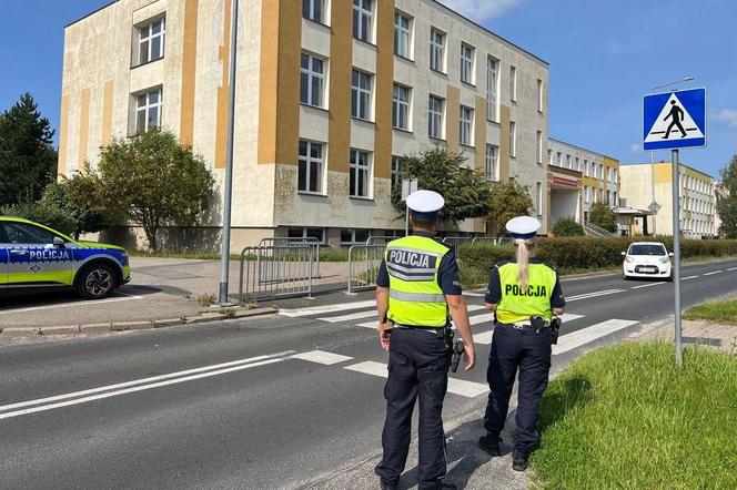 Policja kontroluje oznakowanie w obrębie szkół. 