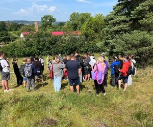 Akcja na polu, gdzie znaleziono Wampirkę z Pnia. Młodzi chodzili z detektorami, niedługo wracają tam archeolodzy