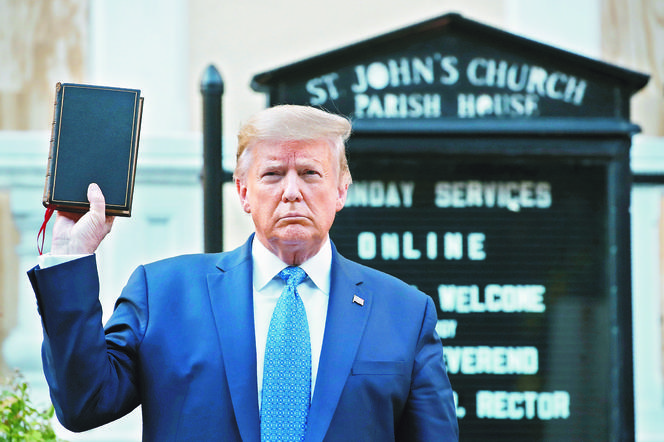Trump odkuje się na giełdzie i… bibliach