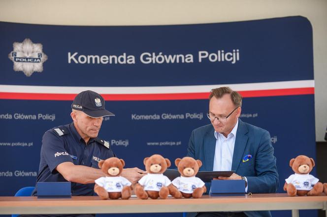 Pluszowe misie przekazane policji przez Rzecznika Praw Dziecka