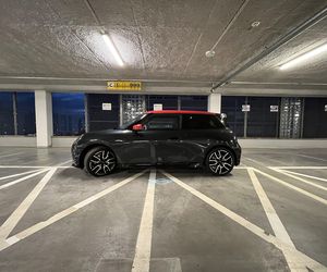 MINI Cooper SE. Mały, zwinny i oszczędny, czyli idealny samochód do miasta