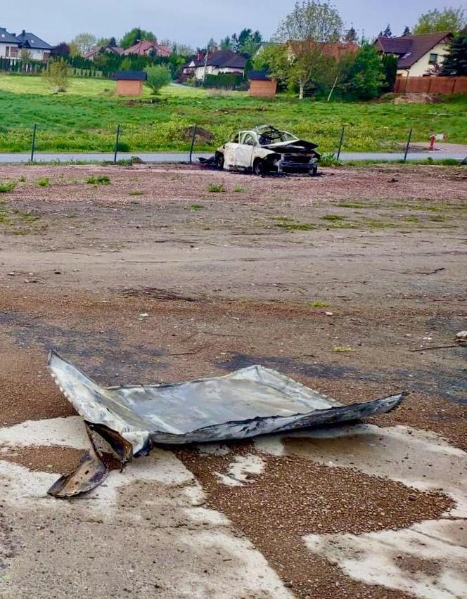 Fiat eksplodował na parkingu. "Wszystko wokół stanęło w ogniu". Z auta został wrak