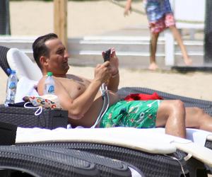 Michał Koterski na plaży z rodziną