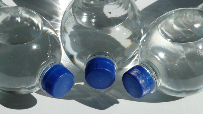 Ciekawostka: Dlaczego woda w butelce ma datę ważności?