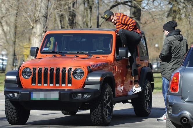 Kuba Wojewódzki nie potrafi zejść z samochodu 